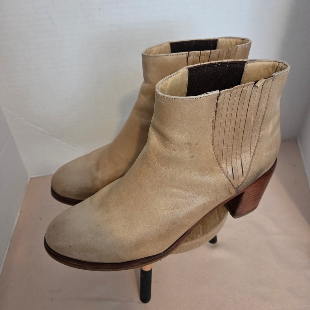 Wolverine 1000 miles Cream Leather Ankle Booties Stacked Heel Round Toe size 9